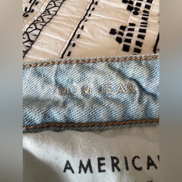 American Eagle Strigio Mom Jean - Picture 5 of 16